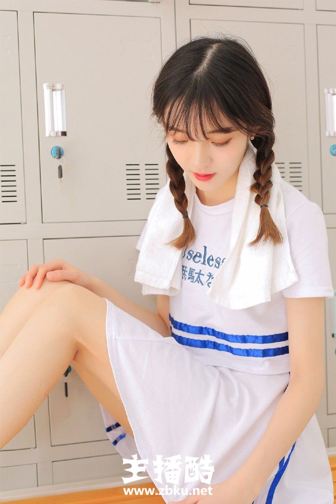 双麻花辫白色运动短裙美女粉嘟嘟椭圆脸四肢修长图片