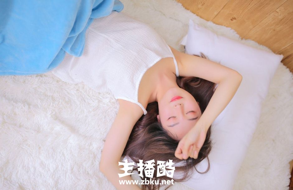 床上美女吊带睡裙皮肤白皙嫩滑挥舞浴巾舒展手脚图片