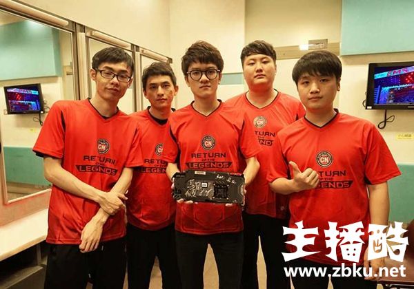 喜闻乐见 老WE三人比拼上分速度最后输家直播穿女装
