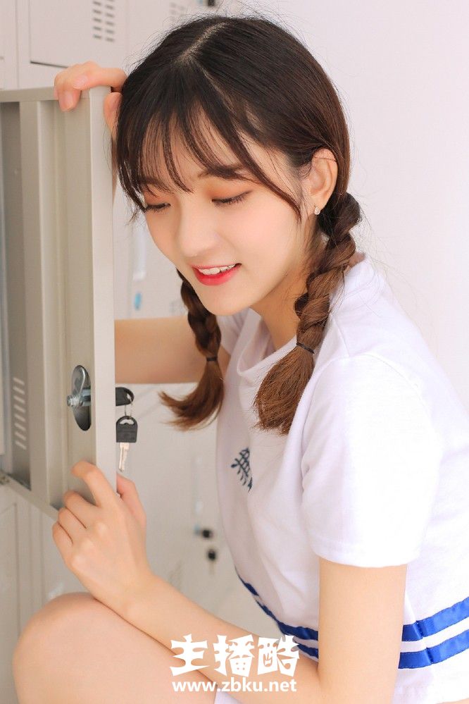 双麻花辫白色运动短裙美女粉嘟嘟椭圆脸四肢修长图片