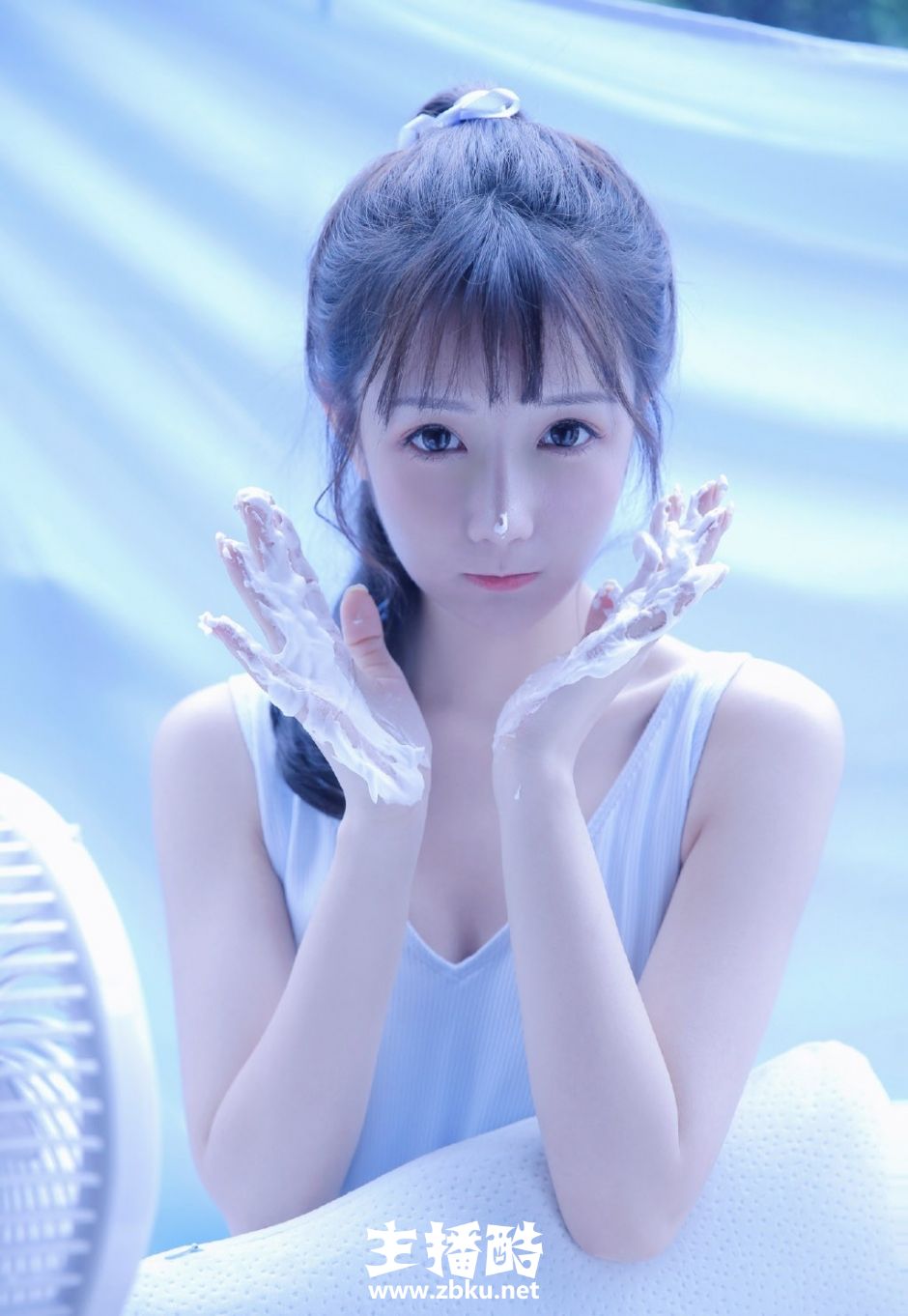 小巧薄嘴唇美女精灵系长相蕾丝纱裙露白嫩香肩锁骨图片