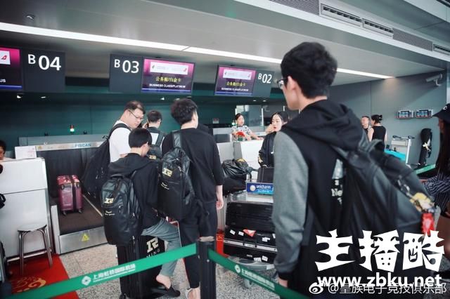 LPL三支战队出征S8照片公布，厂长倾囊相授Haro很用心！
