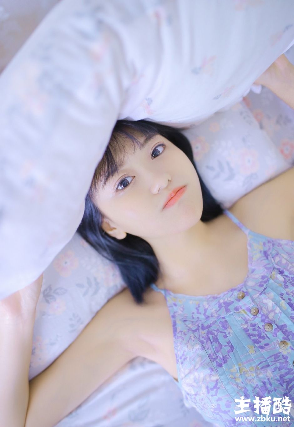 包子脸少女眉清目秀碎花吊带白色短裤细胳膊小腿图片