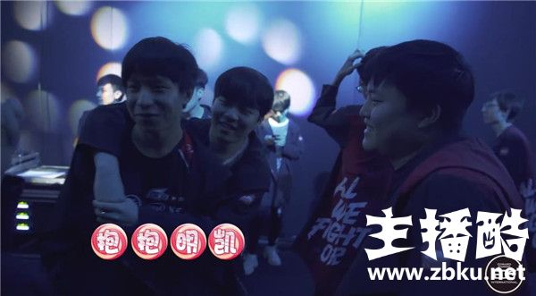 三队灵魂人物同框出现 厂长小狗后台热聊打破不和谣言