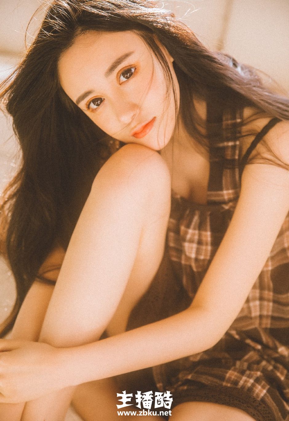 欧式双眼皮美女黑白格子连衣裙波浪卷发美目盼兮图片