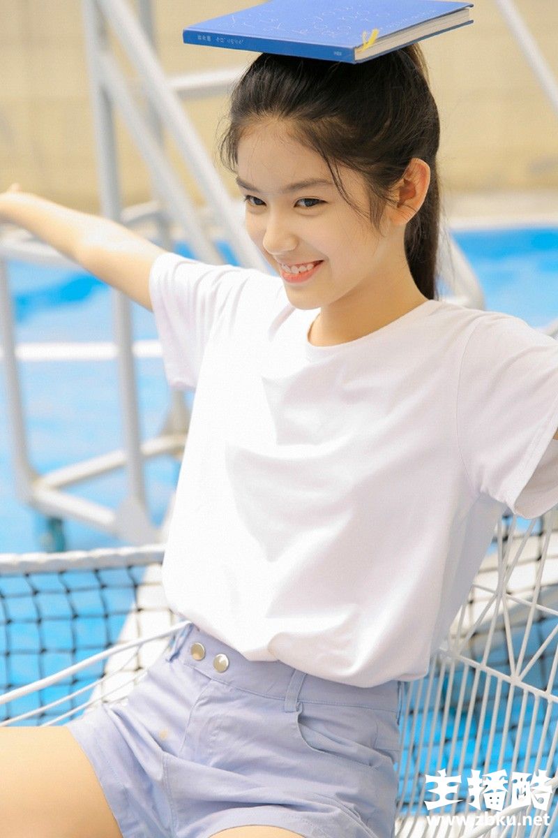 网球美眉高束长马尾稚嫩脸庞白t短裤少女感十足图片