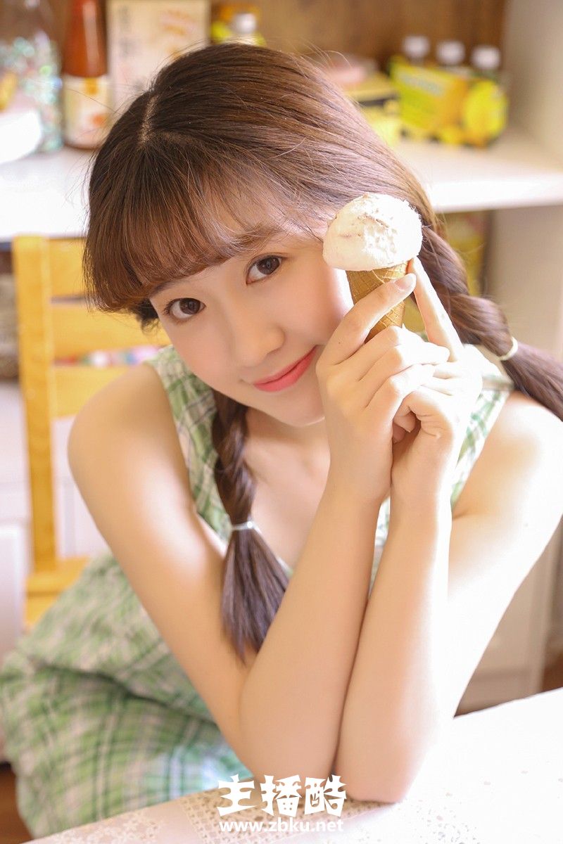 酒窝美女无袖连衣裙白色长筒袜露细长小腿胳膊肘图片