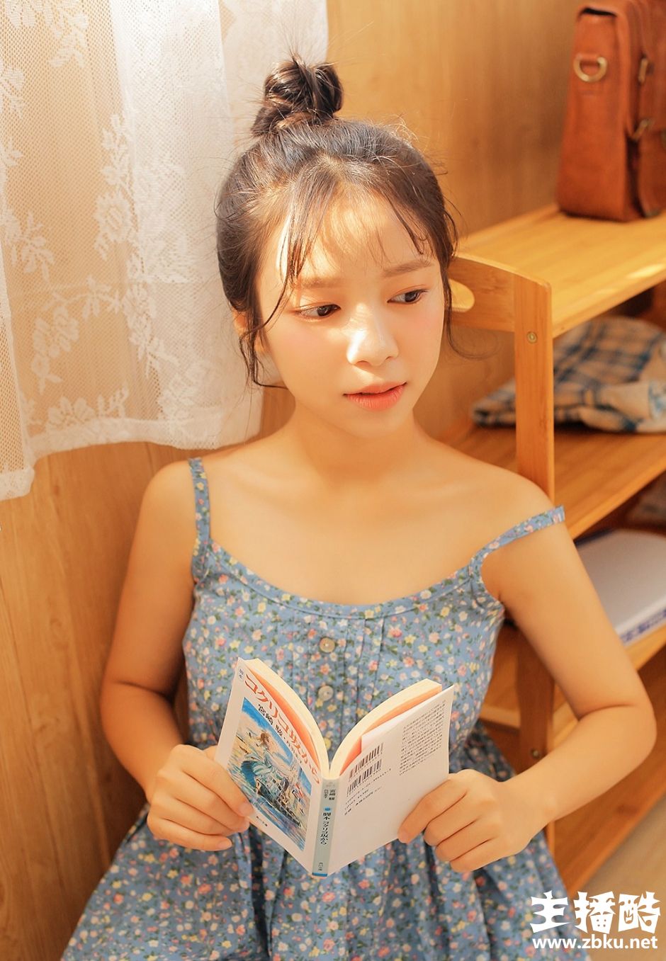 碎花裙美女脸蛋白里透红精致锁骨图片
