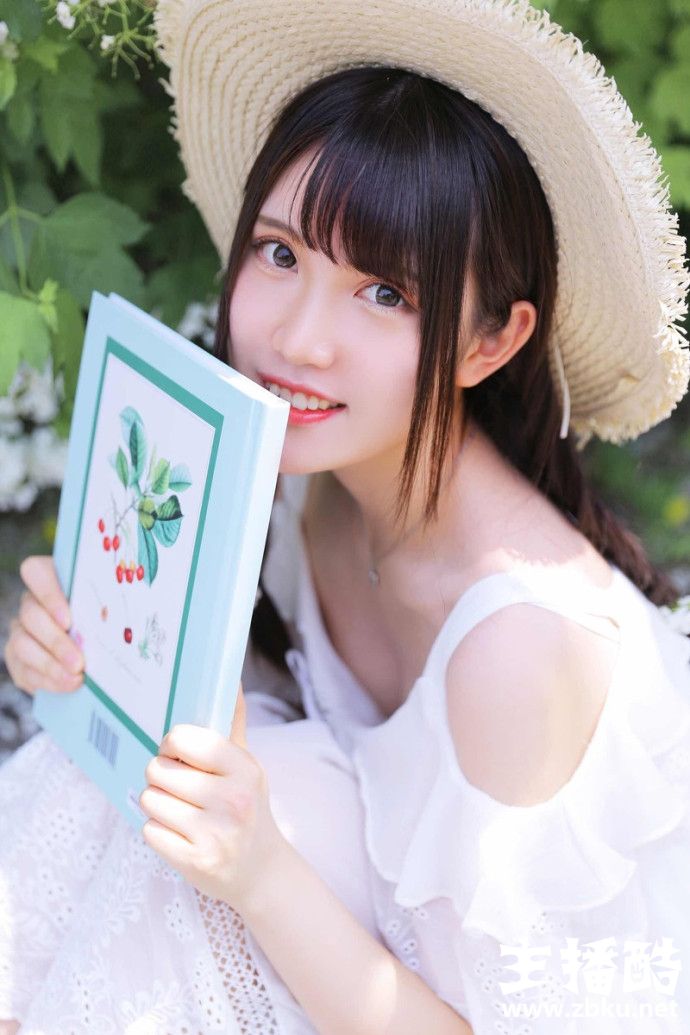 小清新麻花辫美女唇红齿白露肩白裙秀娇嫩牛奶肌图片