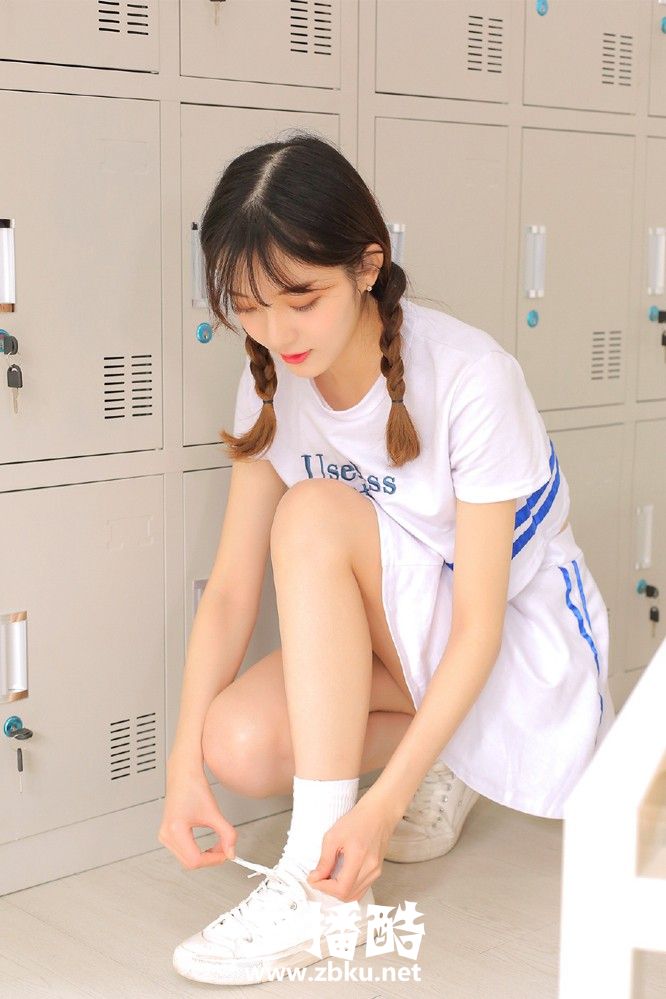 双麻花辫白色运动短裙美女粉嘟嘟椭圆脸四肢修长图片