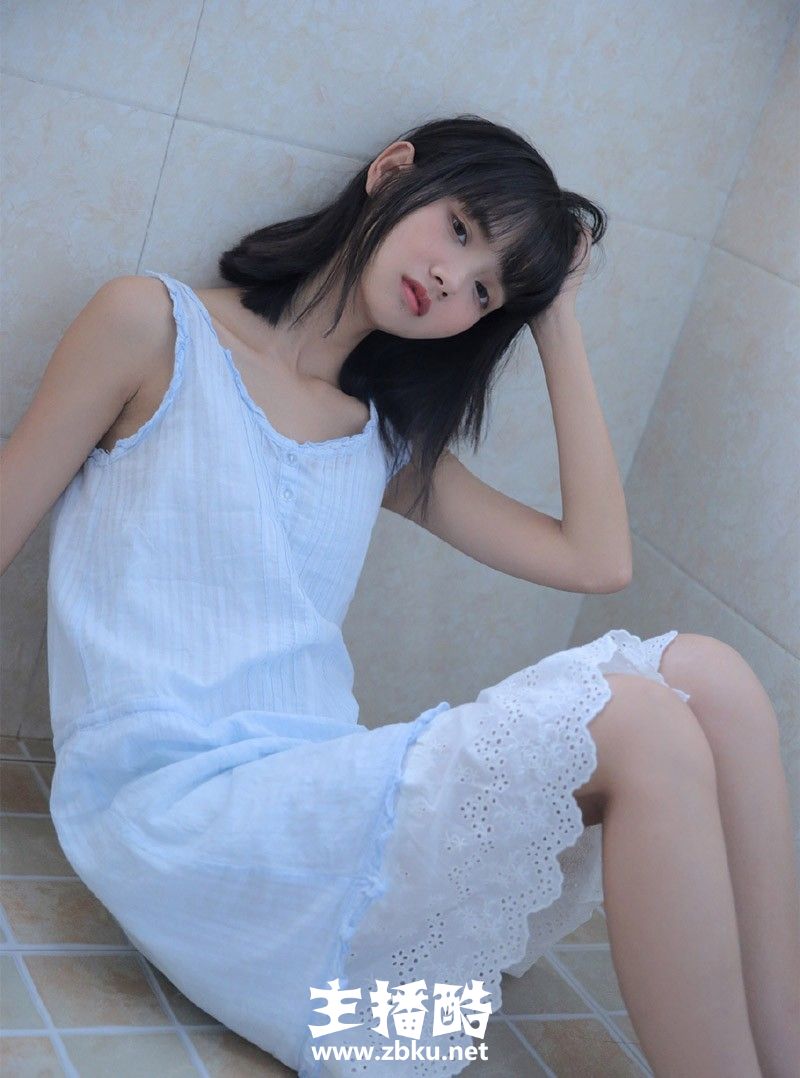 90后小清新美女无袖连衣裙五官小巧侧颜精致浴室图片