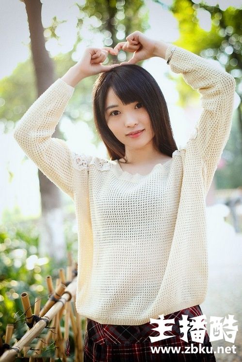 清纯白皙大眼美女缕空毛衣公园气质写真