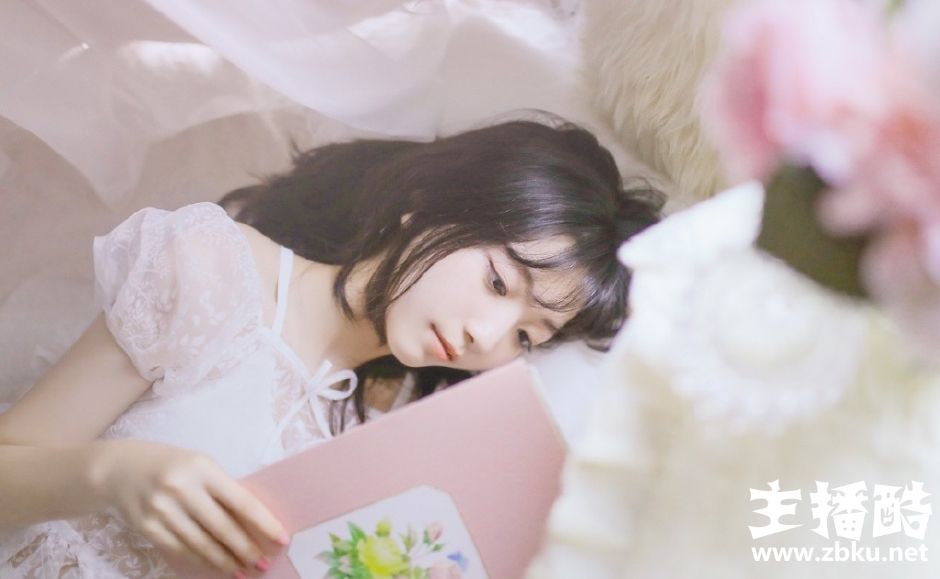 头戴花环美女皮肤水嫩黄色连衣裙露牛奶肌斜眼沉思图片