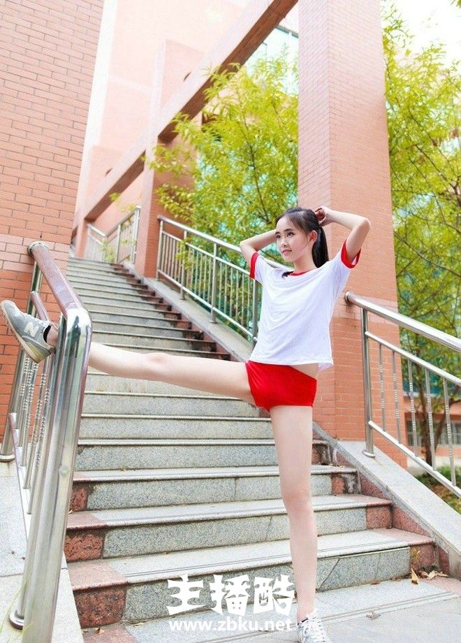 操场运动美女学生妹白色运动服超短裤秀逆天长腿图片