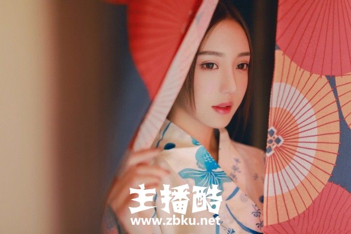 日本和服美女上衣滑落露圆润香肩锁骨脸蛋白里透红图片