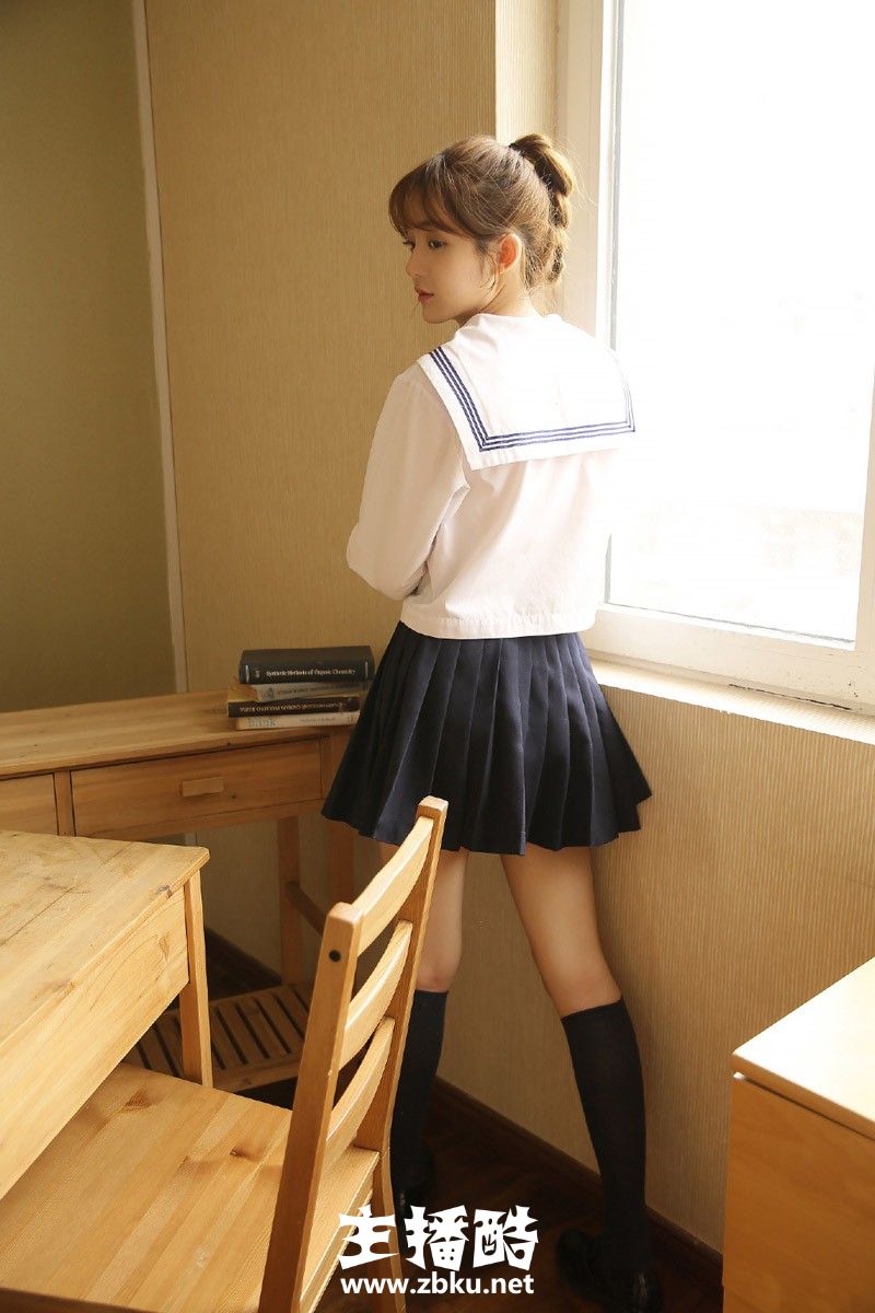圆润娃娃脸美女学生高扎麻花辫学院校服黑丝长腿图片