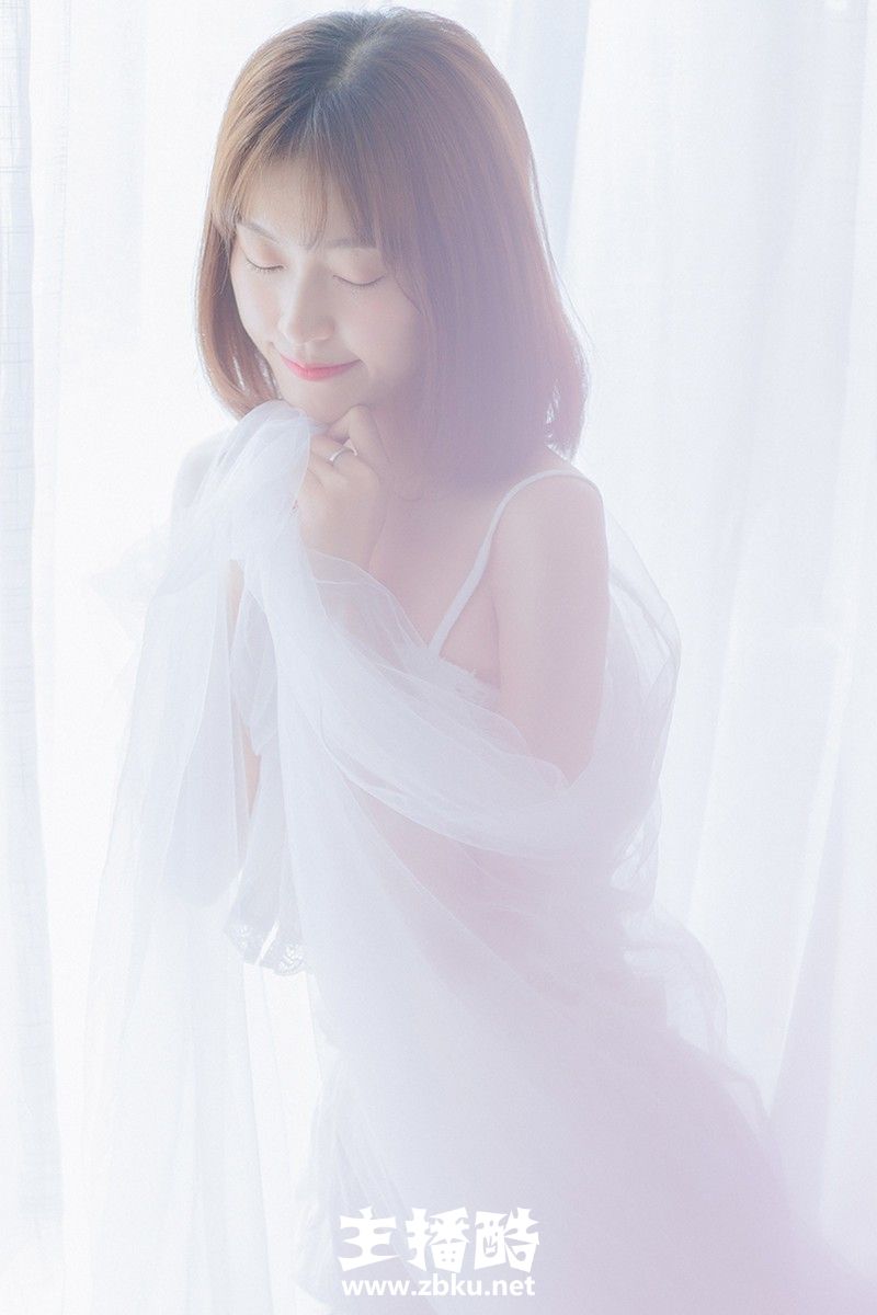居家小妹妹吊带短裤秀细腰长腿闭眼沉睡肢体慵懒图片