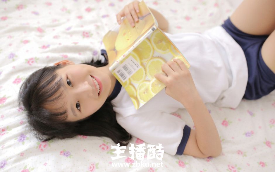 不施粉黛运动服套装美女灿烂大笑超短裤白丝美腿图片