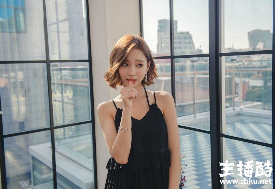韩国肤白貌美美女延智恩挂脖吊带裙秀凹凸起伏身材图片