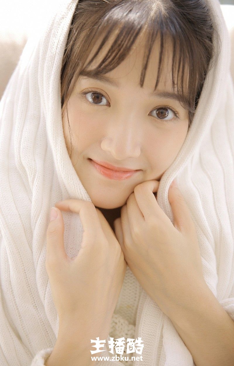 浓眉大眼早安少女高领毛衣皮肤细腻白到发光撸猫图片