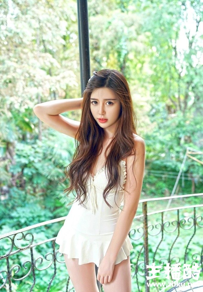 美女方绮言吊带泳衣开胸露大美乳真空下体滚圆臀瓣图片
