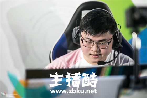 Uzi亚运赛场亚索输出不如辅助 网友调侃拿常规AD吧