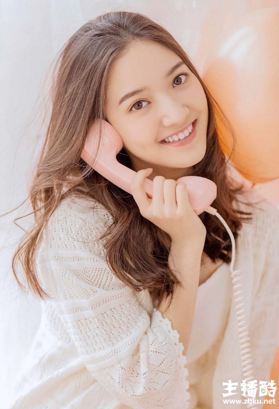 长发披肩美女露齿大笑吊带短裤秀骨感身材打电话图片