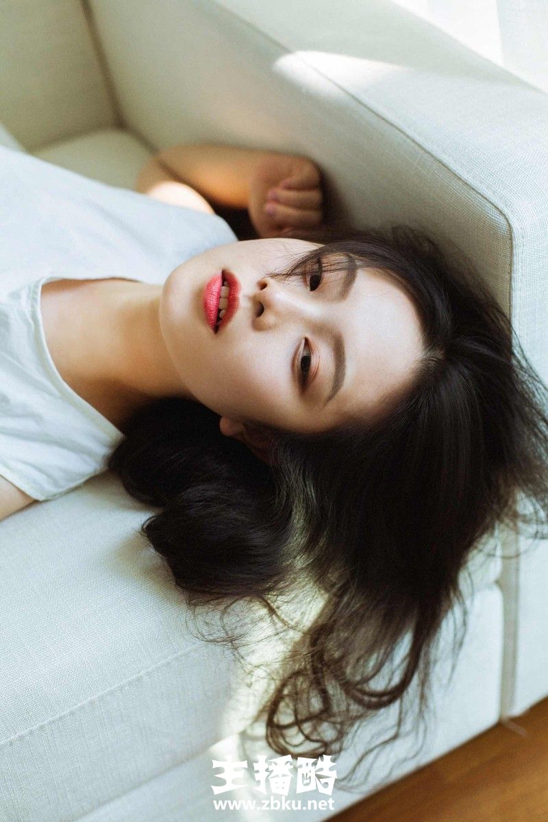 高级厌世脸美女无袖连衣裙娇艳红唇满脸胶原蛋白图片