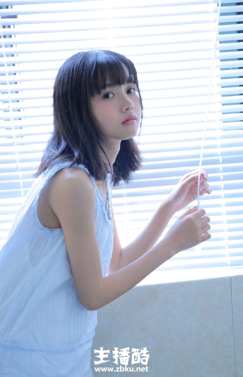 90后小清新美女无袖连衣裙五官小巧侧颜精致浴室图片