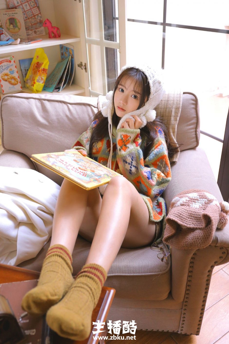 水嫩牛奶肌精灵系美女粉嫩脸蛋毛衣超短裤白丝长腿图片