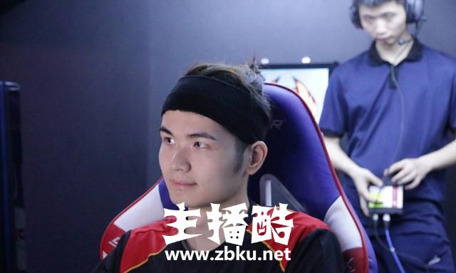 FPX输给JDG惨遭淘汰后，无状态行为引发热议，网友：这是在抗议？