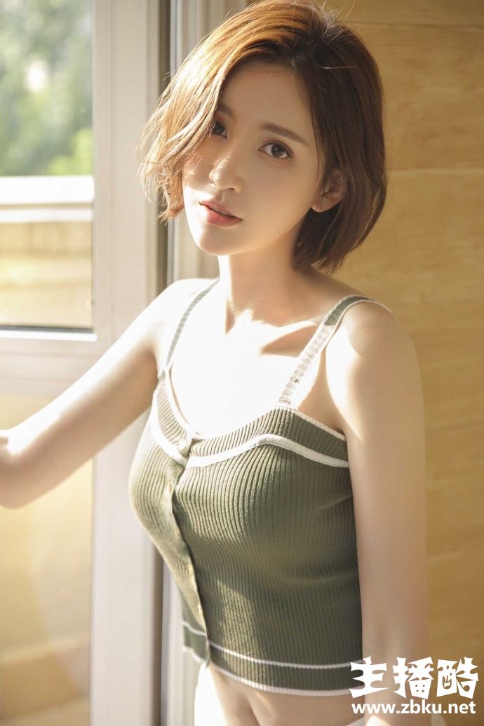 韩式短发美女精致小v脸吊带衫超短裤大秀香肩美腿图片