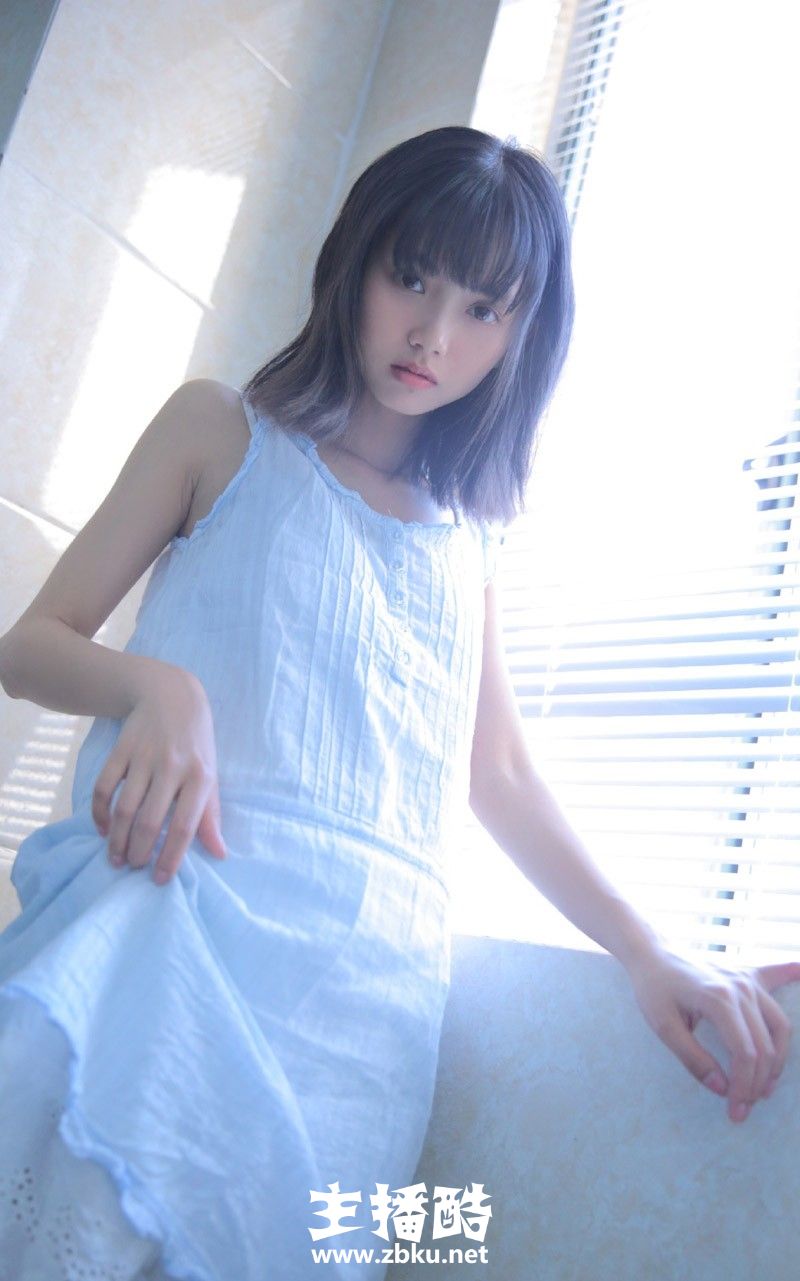 90后小清新美女无袖连衣裙五官小巧侧颜精致浴室图片