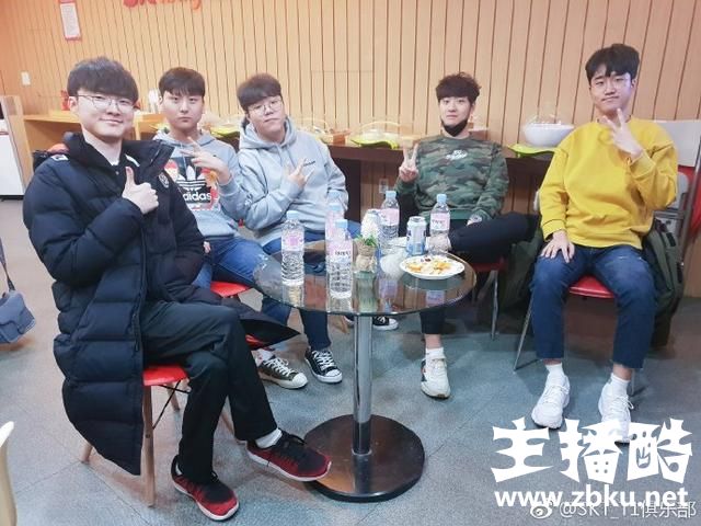 老SKT五人众再聚首，Faker穿着引发热议，网友：这也太节省了吧！