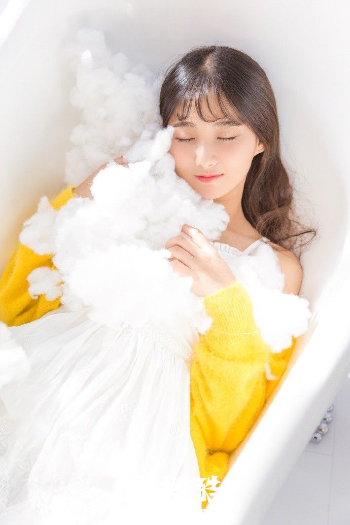 美目香唇阳光少女黄色开衫搭白色吊带裙清纯可人图片
