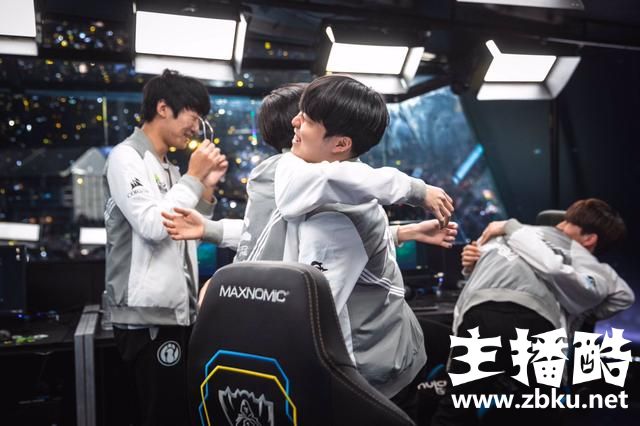 Rookie线上实力堪称恐怖 S8对线15分钟平均压刀30刀