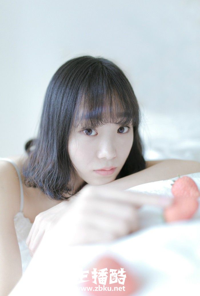 清纯草莓女孩空气刘海五官灵动吊带秀白皙锁骨床上图片