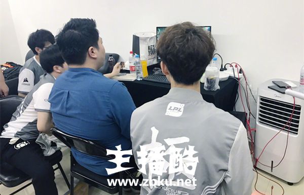 Rookie与TheShy下厨做饭 动刀切菜却引粉丝胆战心惊
