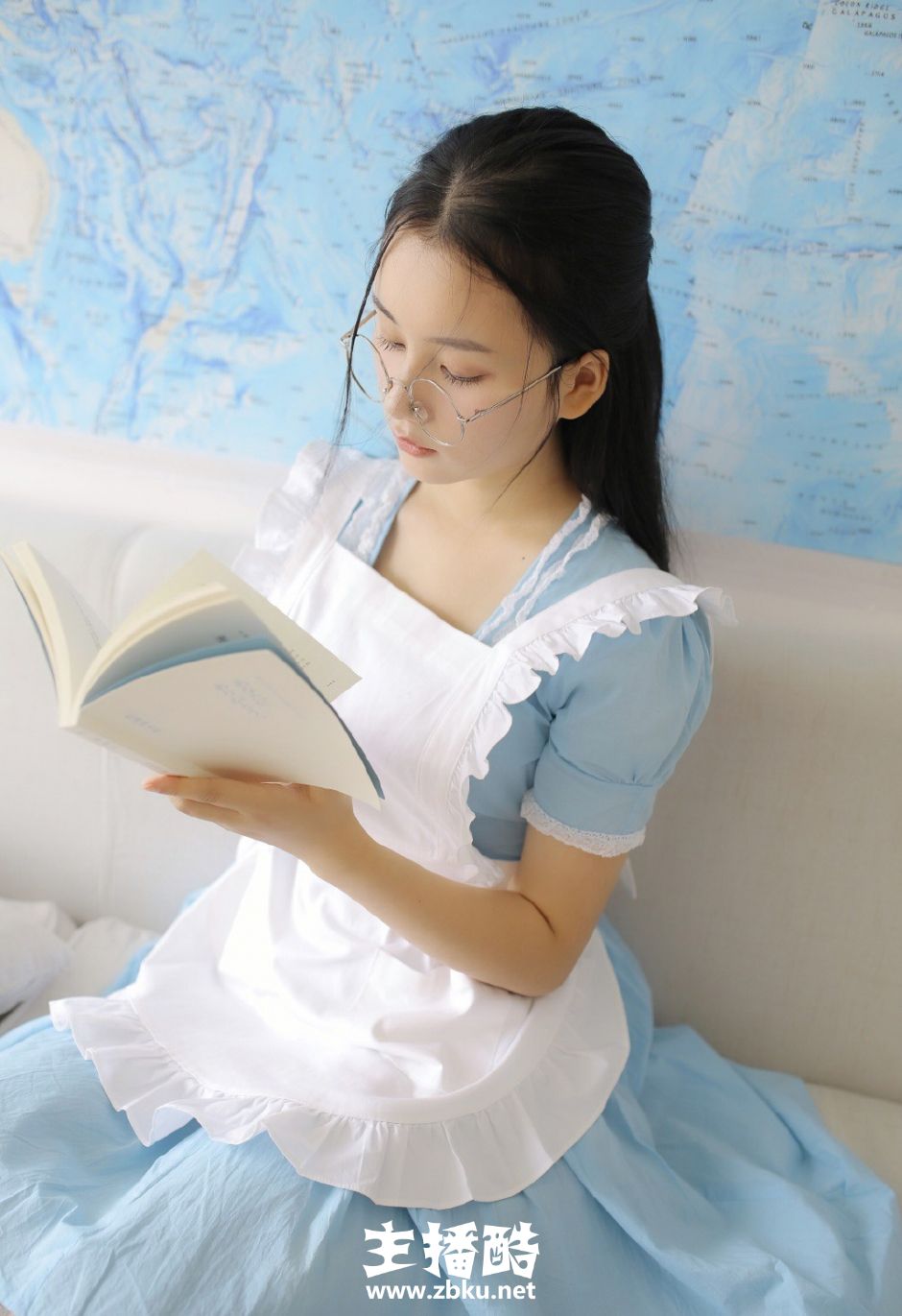 小清新女仆制服美少女白嫩侧脸秀发披肩认真看书图片