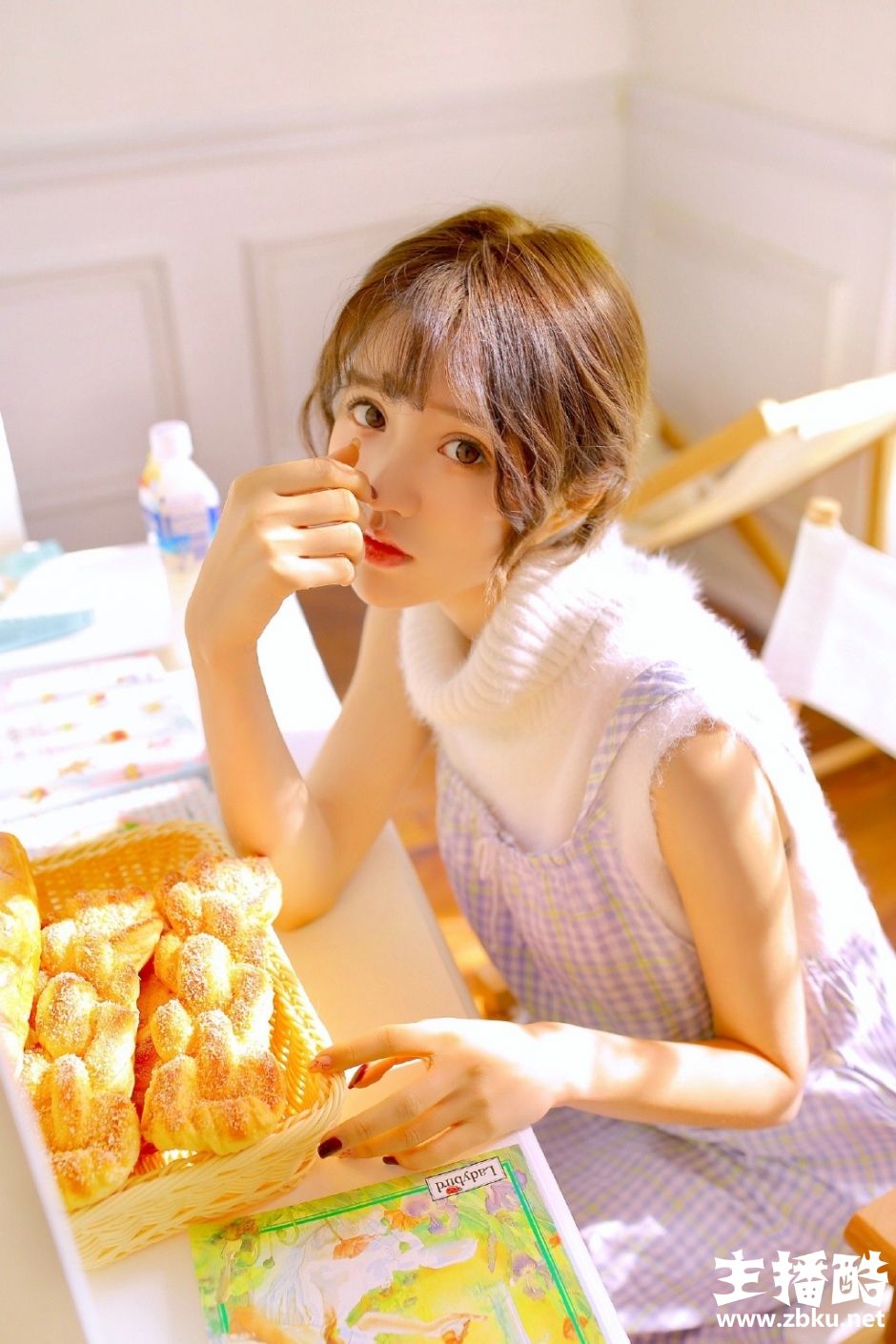 蓬松直刘海美女黑溜溜瞳孔樱桃小红唇满脸胶原蛋白图片