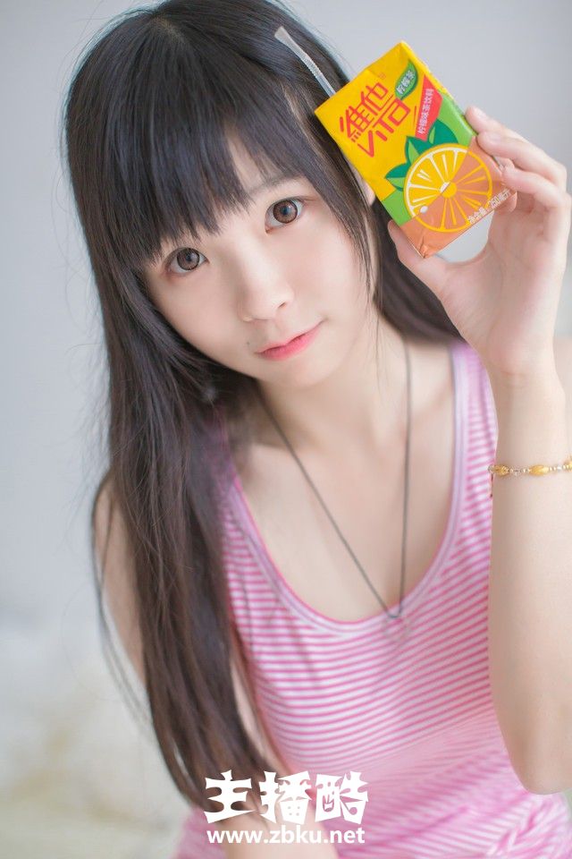 圆溜溜大眼睛美眉满脸胶原蛋白邻家气质嘟嘴卖萌图片