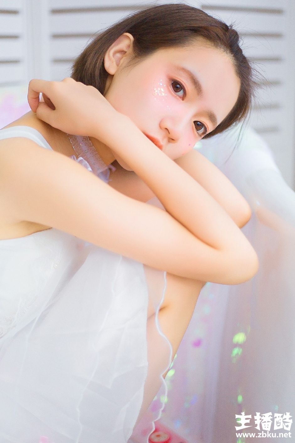 饱满苹果饥俏皮短发小女生蓬蓬白纱裙脸颊白里透红图片