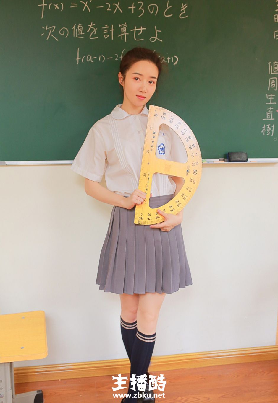 椭圆嫩脸教室美女学生灰色校服清爽马尾辫嘟嘴搞怪图片