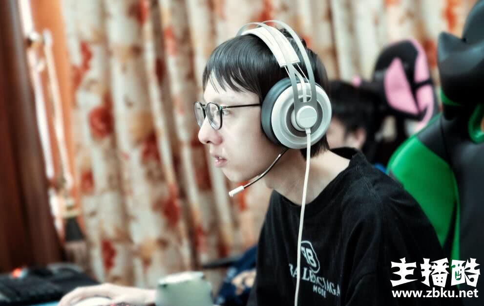 Mlxg韩服打钻石排位极限1V2反杀 连演员都不关注他？