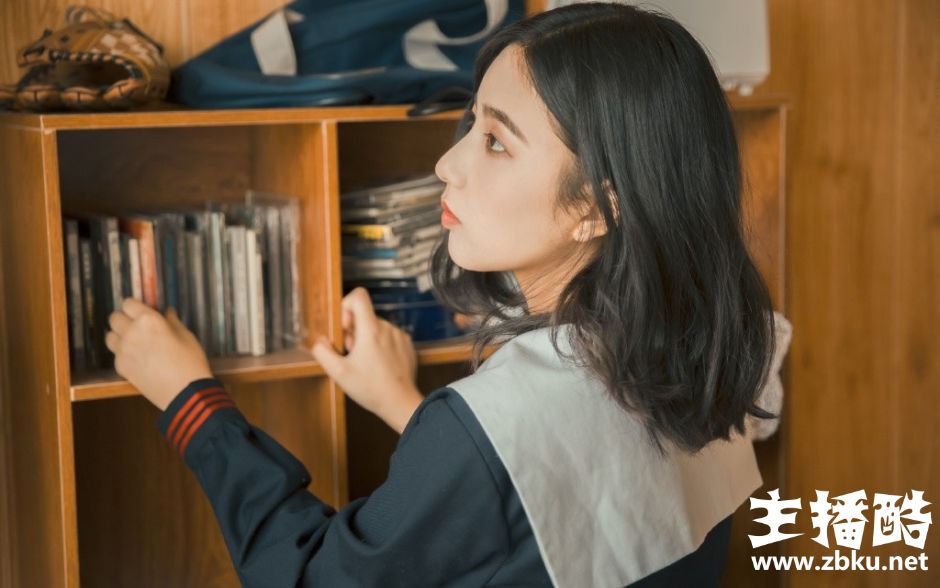 日系蓝色制服女学生肉嘟嘟圆脸眼神清冷文艺气质图片