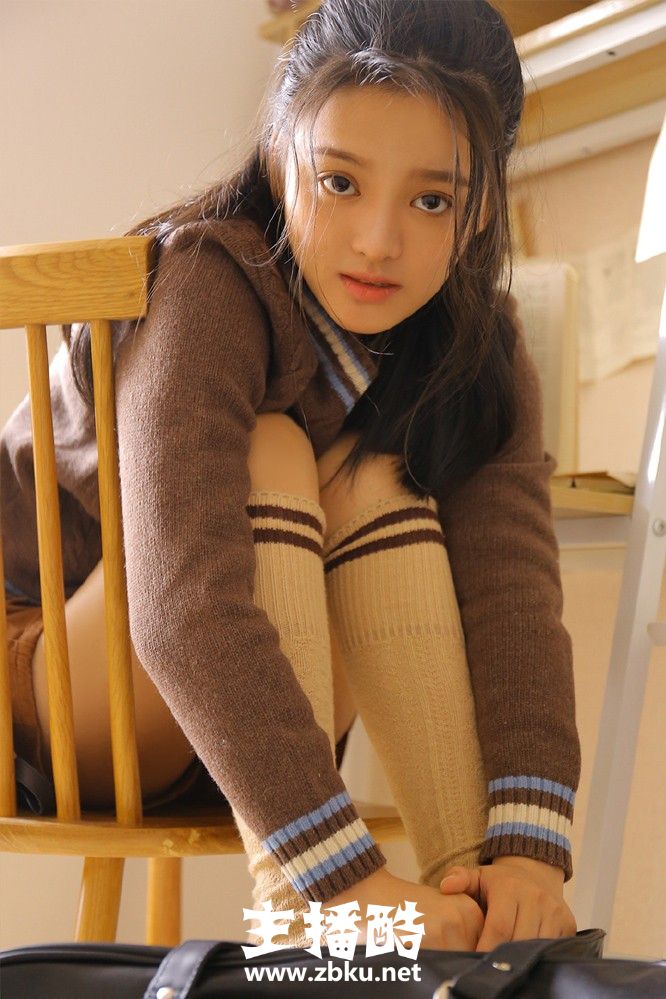半丸子头美少女笑眼盈盈针织上衣白丝美腿气质怡人图片