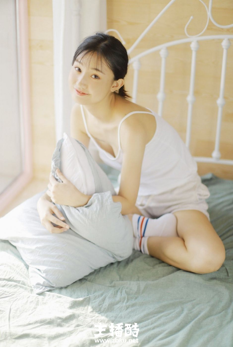 微笑早安少女吊带短裤稀疏刘海神情慵懒挥舞手脚图片