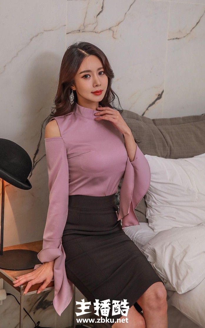 性感红唇少妇紧身包臀短裙前凸后翘高跟美腿紧致丰满图片