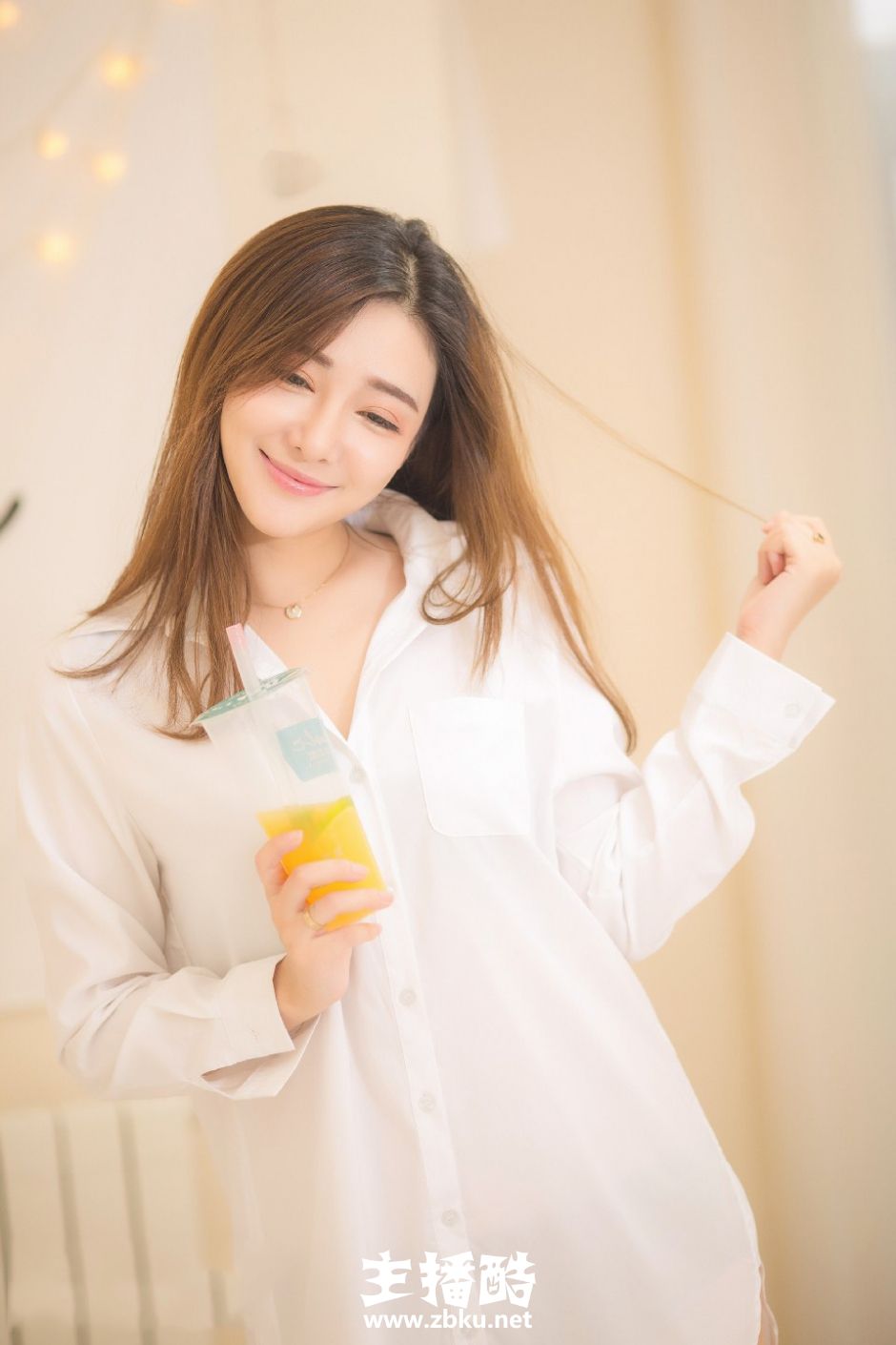 锥子脸白衬衣美女笑眼弯弯玩下衣失踪秀纤细筷子腿图片