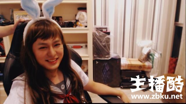 继微笑后LOL草莓换上女装，两人隔空比美，网友：这颜值真的无敌！